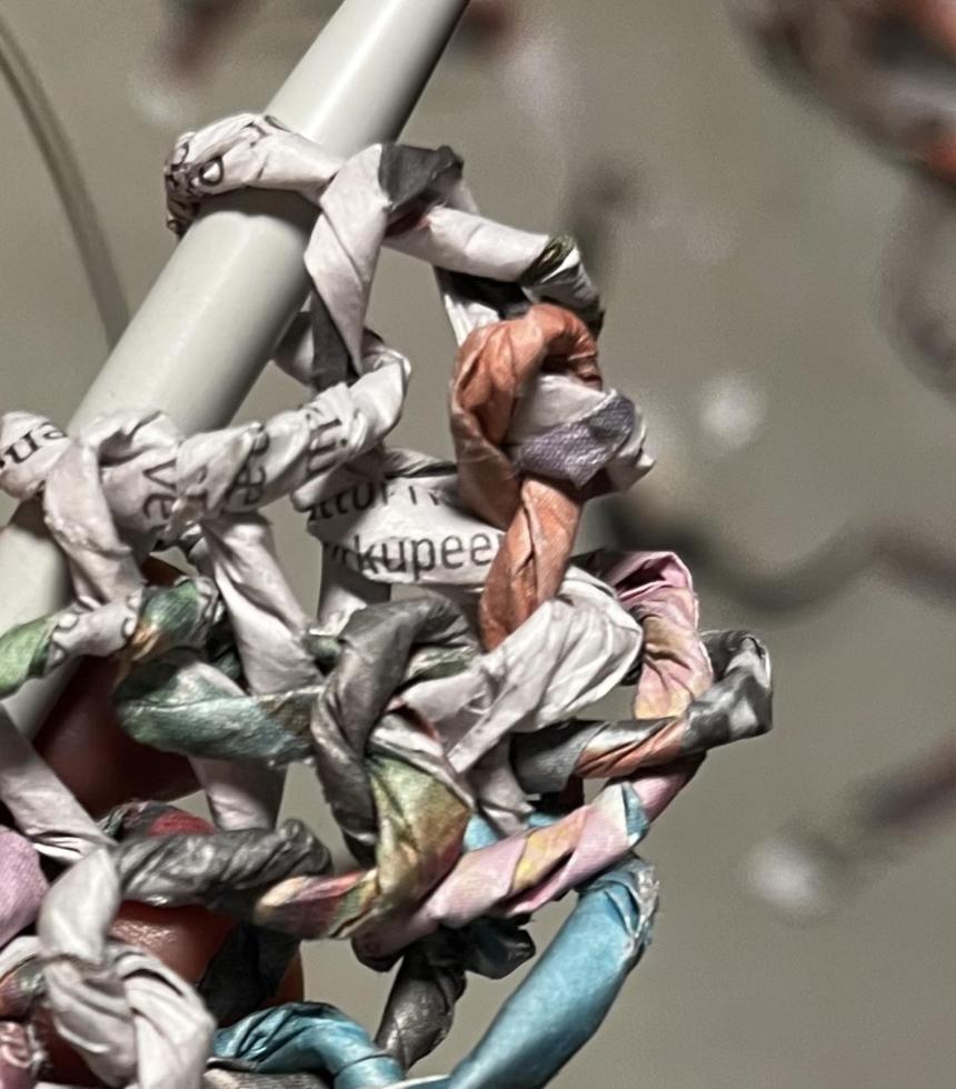 Avispapir som omdrejningspunkt