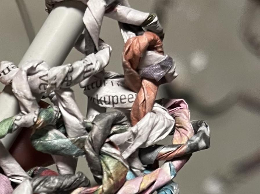 Avispapir som omdrejningspunkt