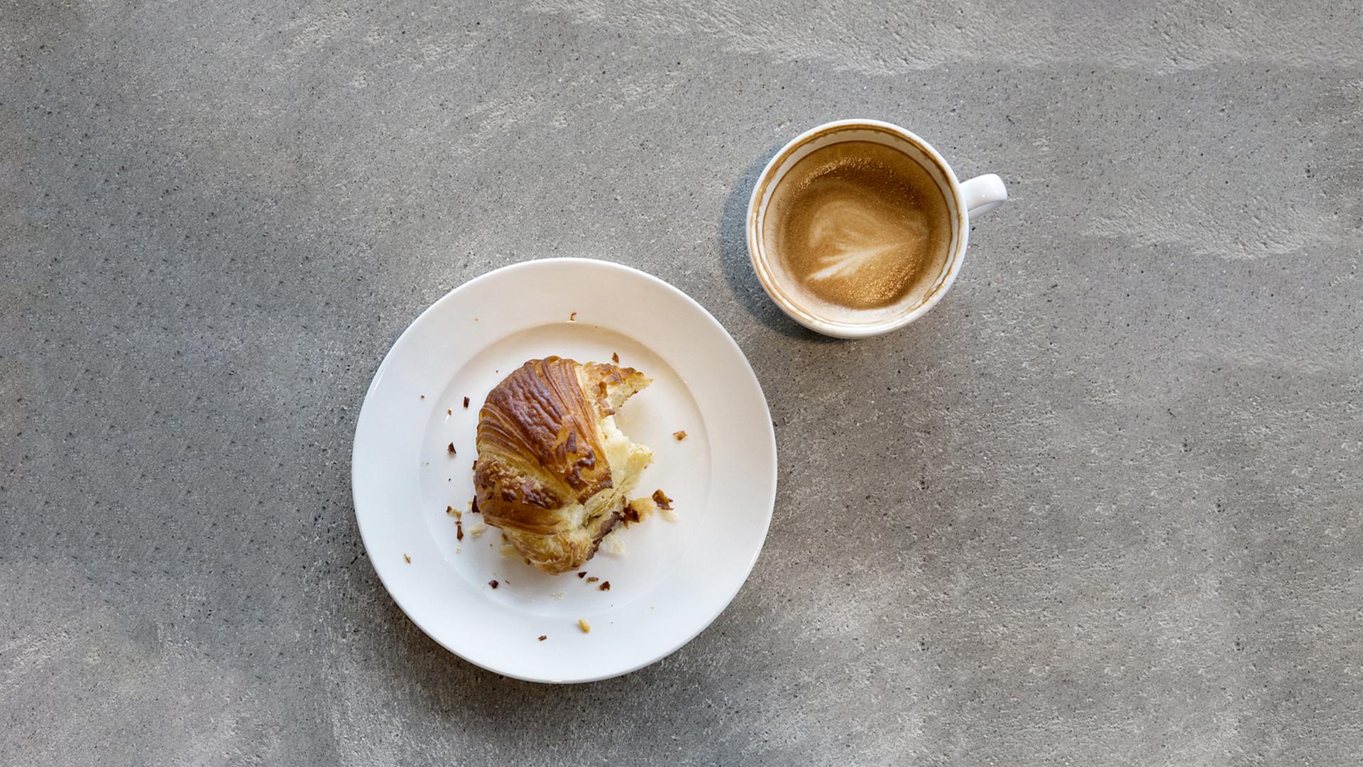 Brød og kaffe fra caféen