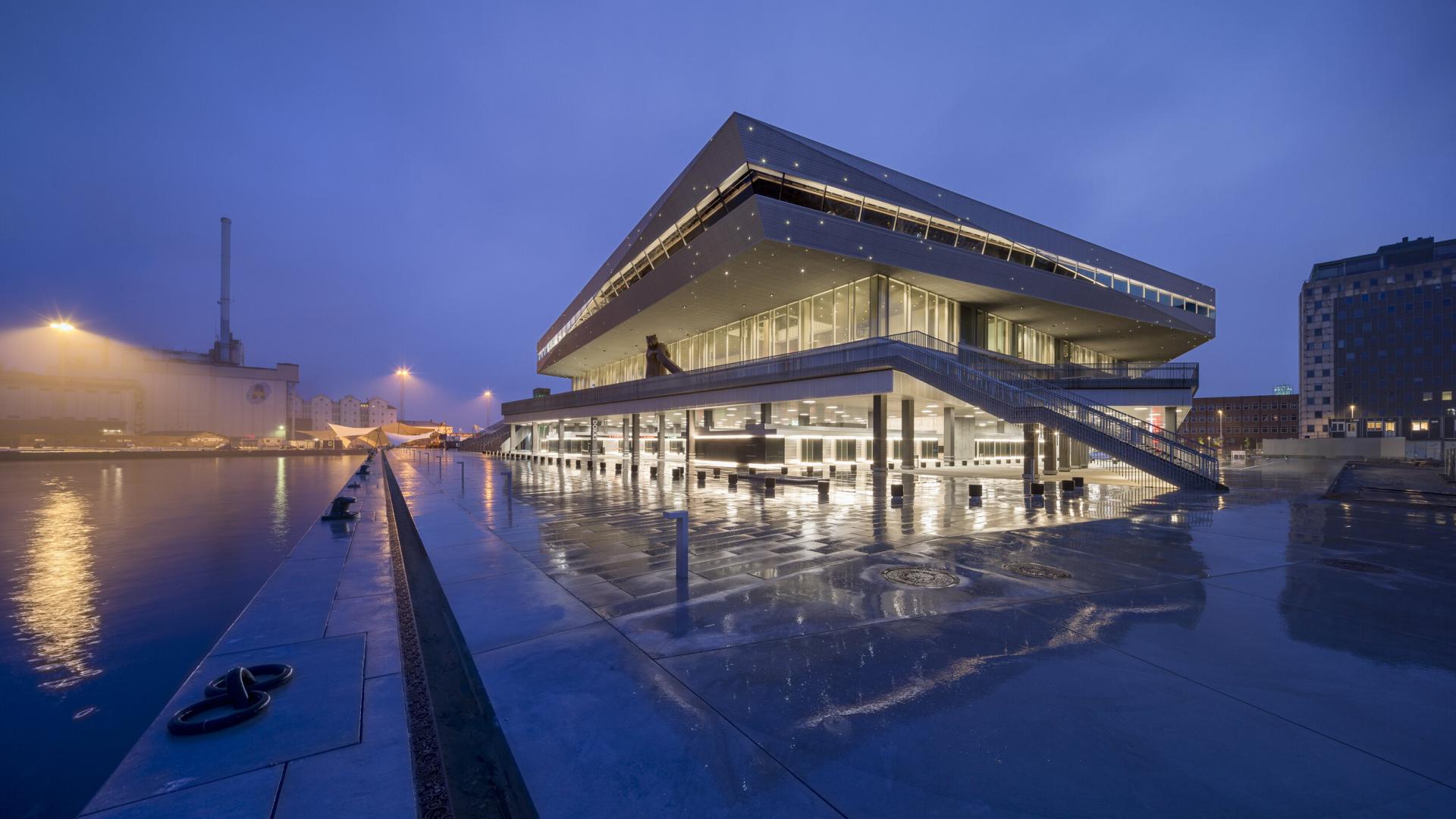 Dokk1 i regnvejr, set fra havnekanten