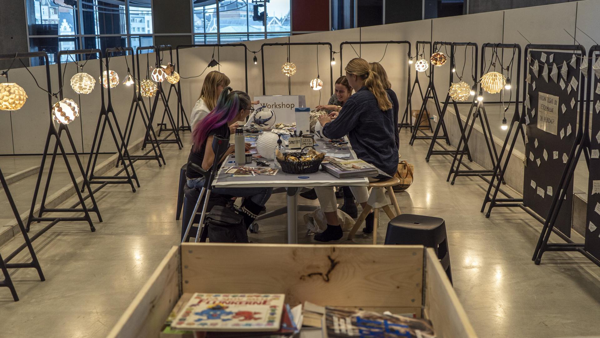 Hovedbiblioteket - Lamper af kasserede bøger